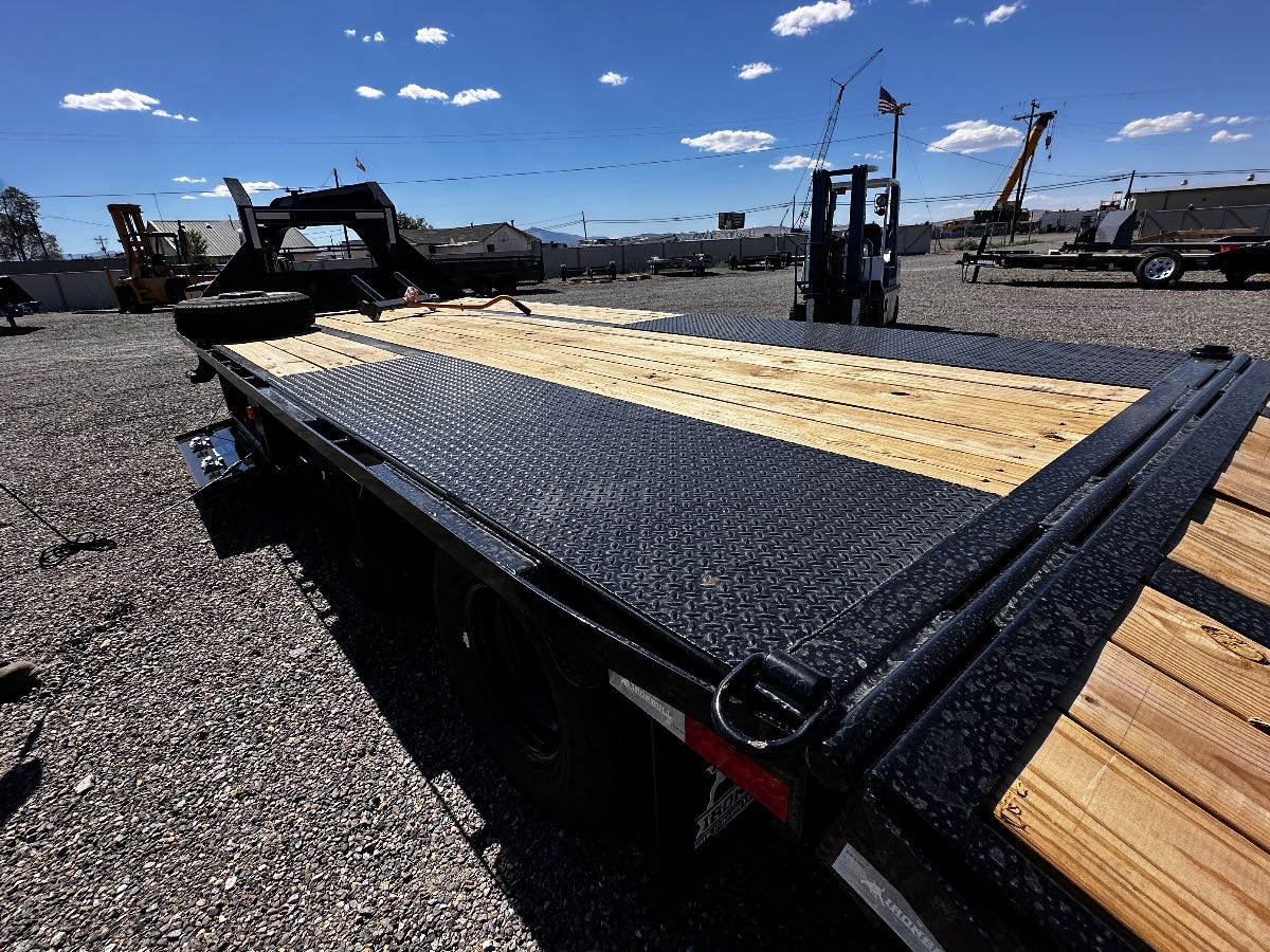 2027 Iron Bull 28' HYDRAULIC DOVETAIL New equipment / flatbed trailer, 28'X102", 22,000 lb GVWR, for sale at The Trailer Store in Winnemucca, Nevada (I-80), stock #TTS-V1916482 — deck and bed detail